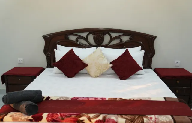 Four Walls, Infinite Comfort