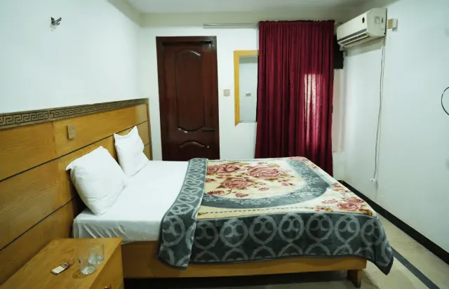 The Queen Hotel