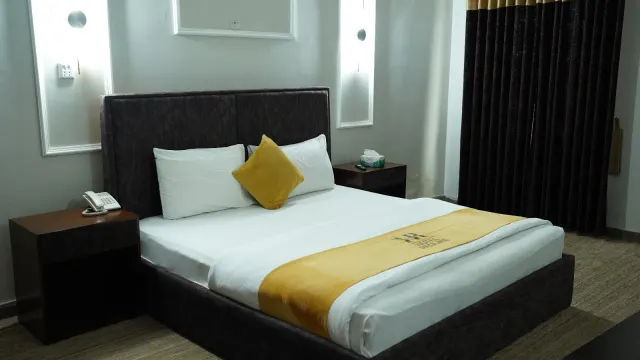 Hotel Red Line