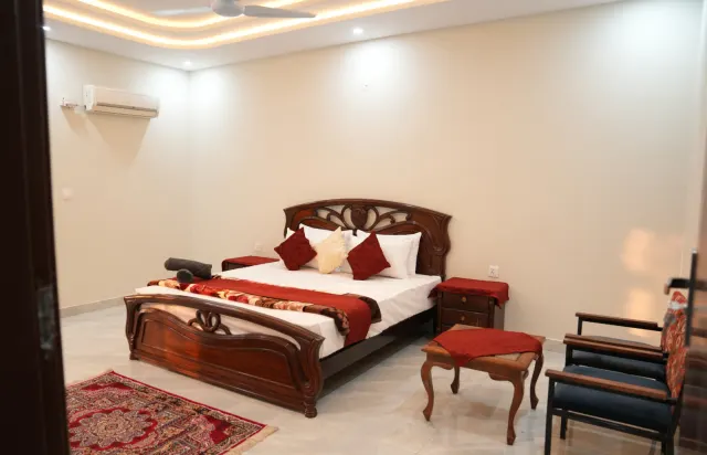 Four Walls, Infinite Comfort