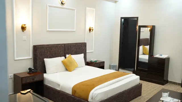 Hotel Red Line